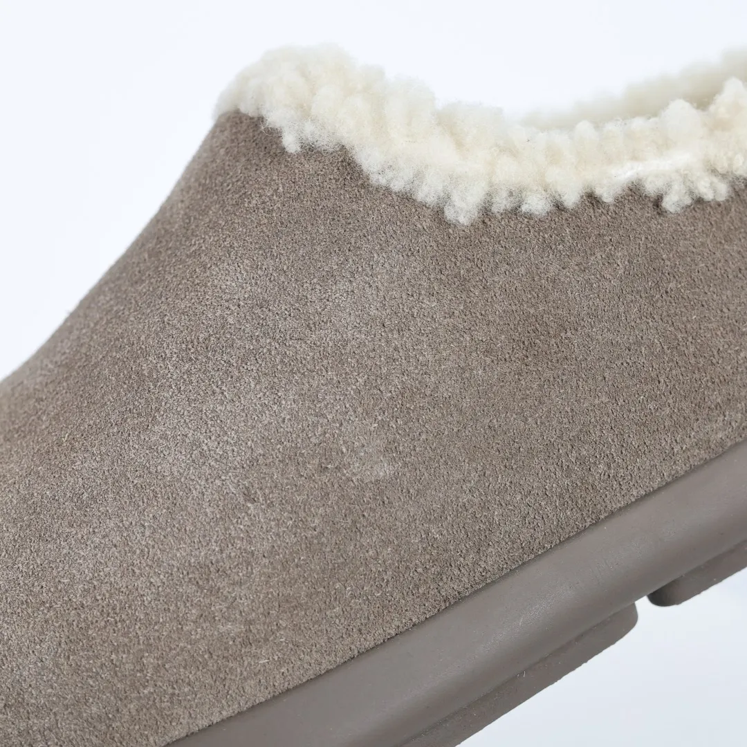 Pick up locally💰560 Core recommendation Good price Independently developed original outsole and cashmere insole to keep you warm in winter and suitable for home use. In the new year, uug launched a style series, which is partially geared towards the preferences of young consumers and has also moved to the forefront of fashion trends. Shoe body material Water-repellent coated suede upper 17 mm UGGPURE™ implanted wool insole Lightweight non-slip comfortable rubber outsole With brand LOGO trademark Comes with a full set of packaging Size: 35 36 37 38 39 40 41 42 43 44